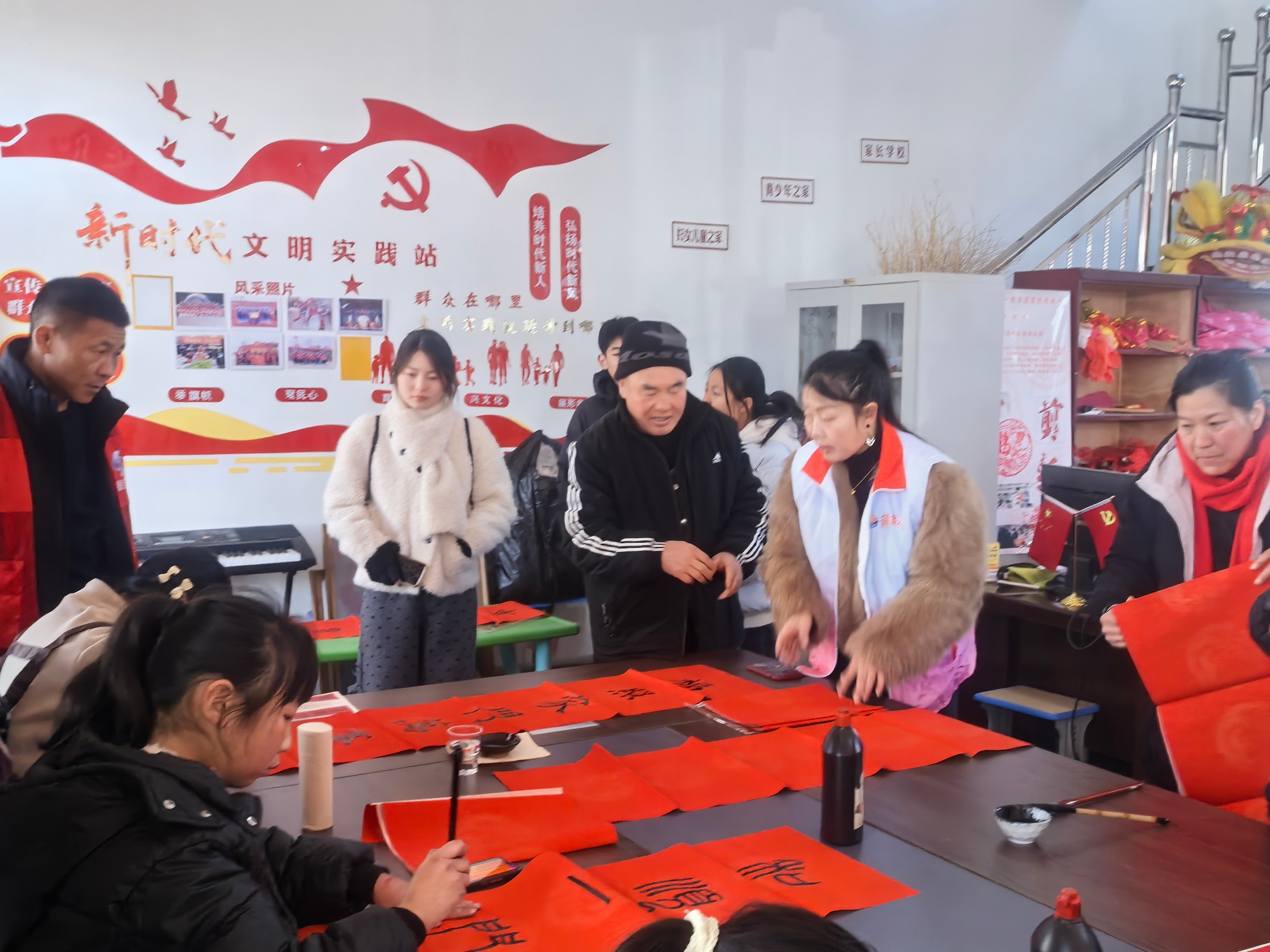 江苏省徐州经开区徐庄镇吴集村关工委组织“童墨飘香 情暖吴集”写春联送春联活动