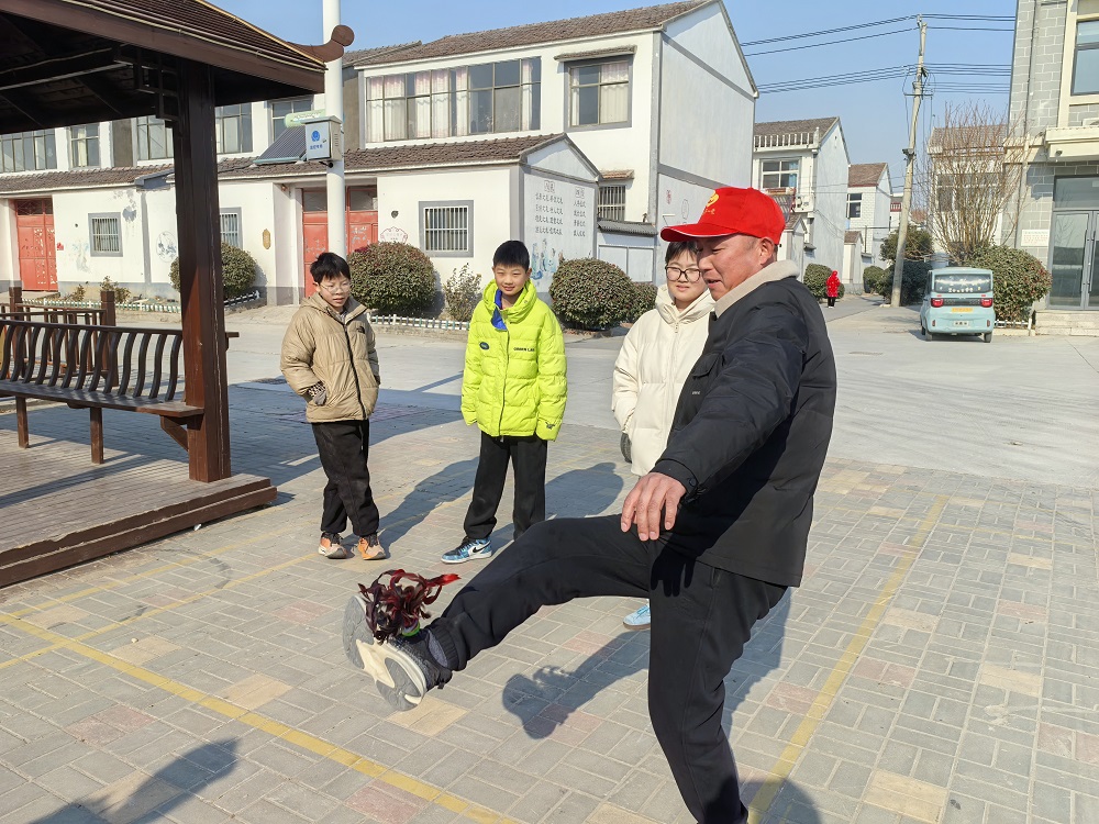 江苏省徐州经开区徐庄镇土楼村关工委组织“缤纷冬日 遇‘毽’美好”踢毽子活动