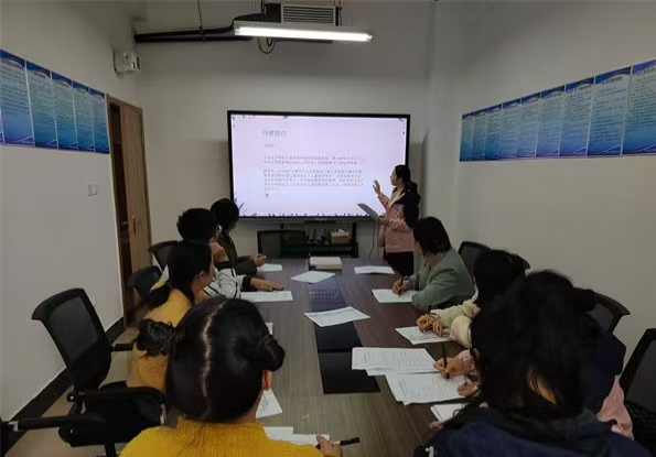 江苏省徐州市铜山区泉润路幼儿园关工委开展教师读书分享活动