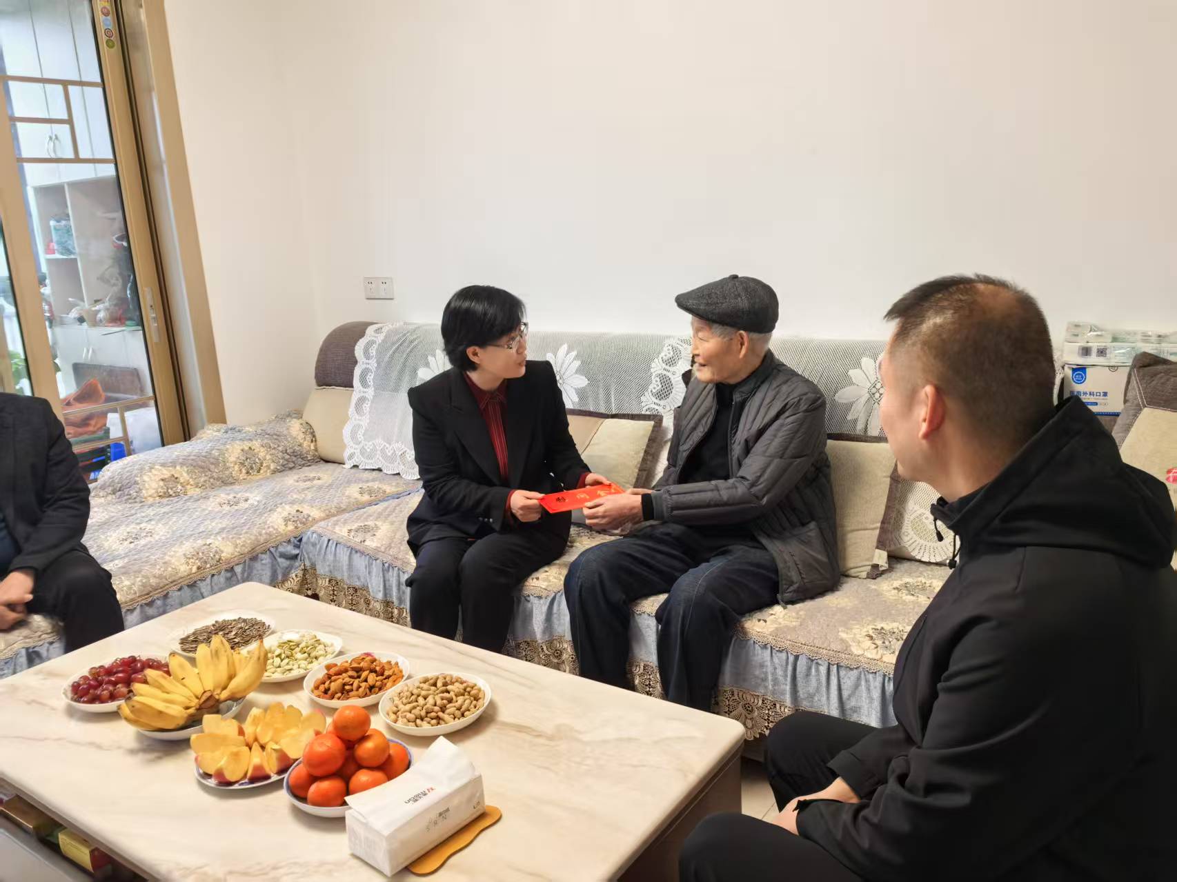 贵州省黔南州三都县委领导走访慰问关工委“五老”