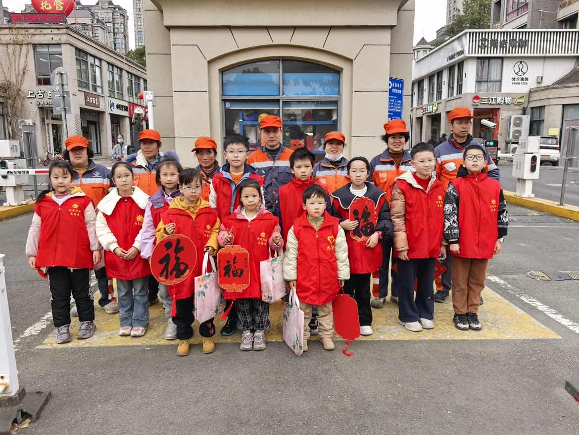 浙江省宁波市奉化区锦屏街道关工委组织寒托班小朋友慰问外来务工人员