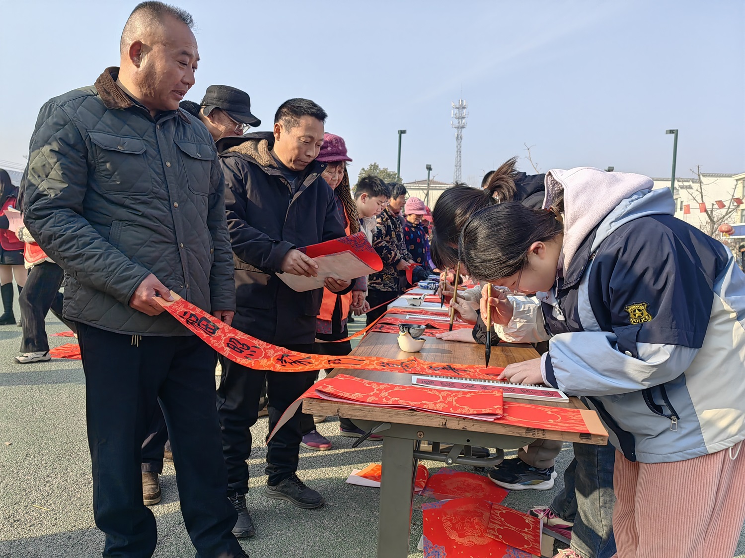 妙笔挥毫传祝福 翰墨飘香贺新春