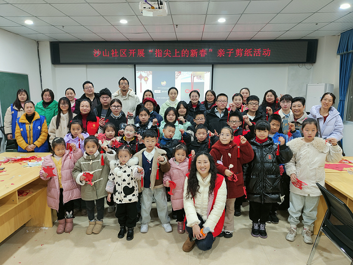 四川省自贡市富顺县富世街道沙山社区关工委开展指尖上的新春”亲子手工活动