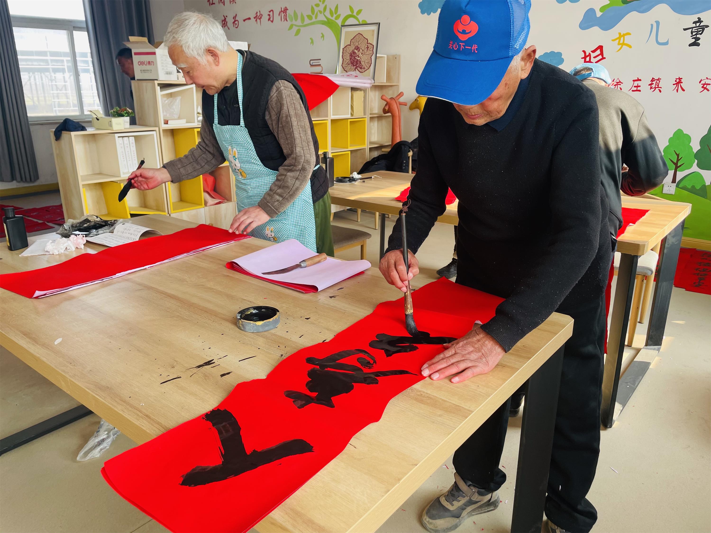 江苏省徐州经济技术开发区徐庄镇来安村关工委“五老”挥毫绘春联，墨香飘逸迎新春