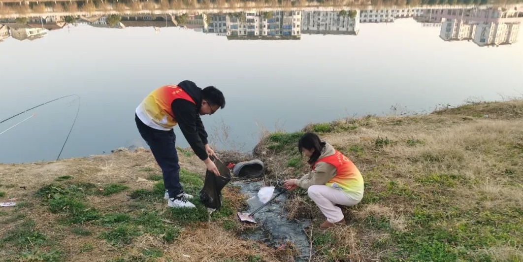江西抚州崇仁县委组织部、共青团崇仁县委关工委组织返乡实践学子们开展“‘河’我一起，保护母亲河——河小青净滩行动”