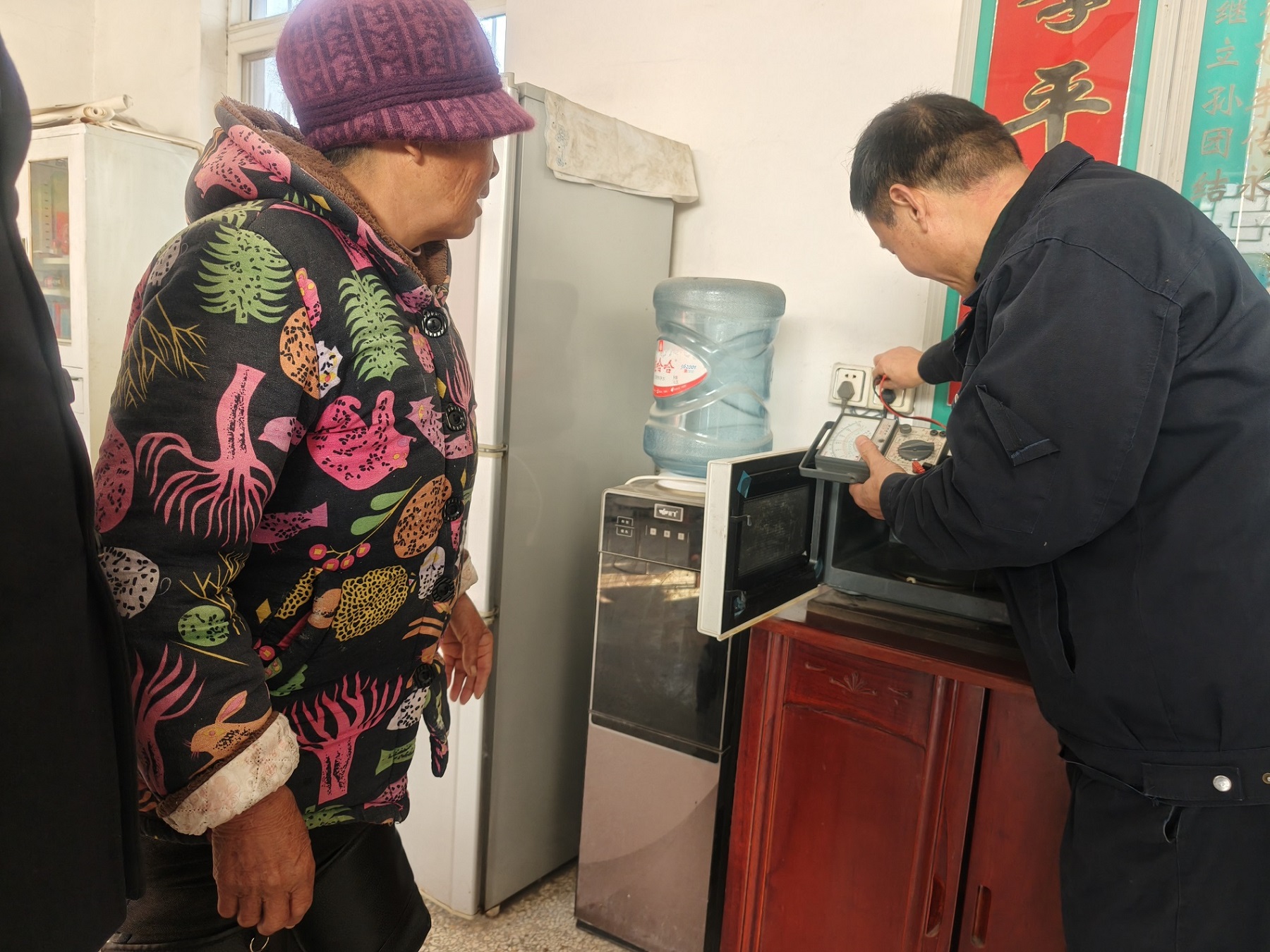 江苏省徐州经开区徐庄镇王桥村关工委开展“志愿服务不短路 用电检修暖人心”活动