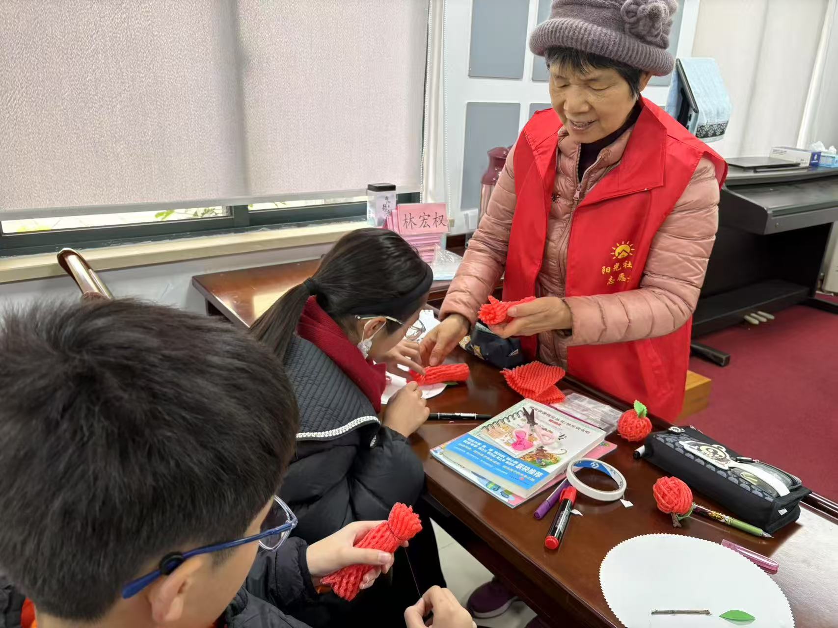 浙江省宁波市奉化区锦屏街道阳光社区关工委寒托班开展创意手工活动
