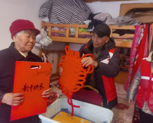 贵州省贵阳市乌当区观溪路街道金江苑社区关工委节前走访慰问辖区困境儿童家庭