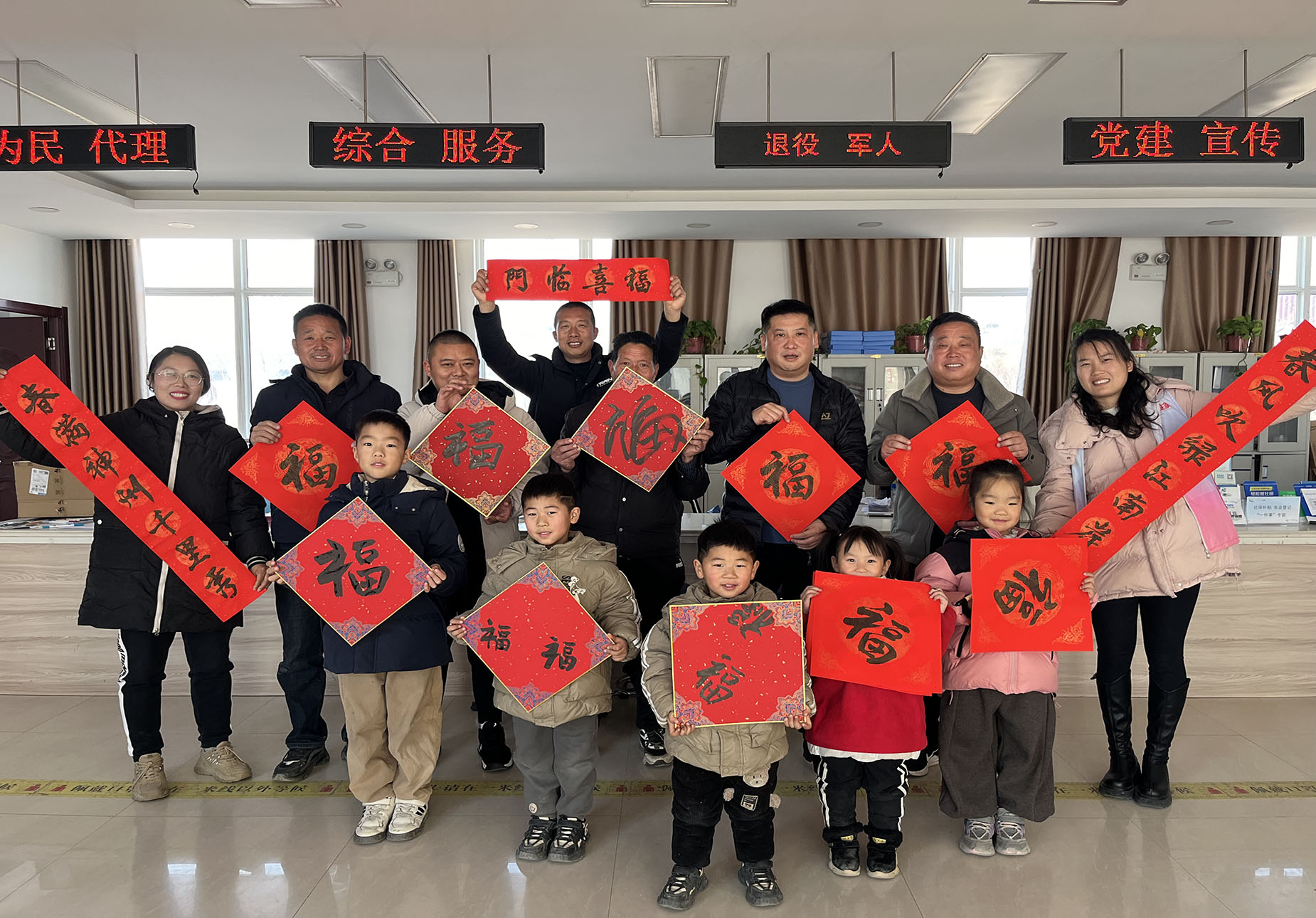 江苏省徐州经开区徐庄镇岳庄村关工委开展“老少携手书春意 翰墨飘香送祝福”写春联送祝福活动