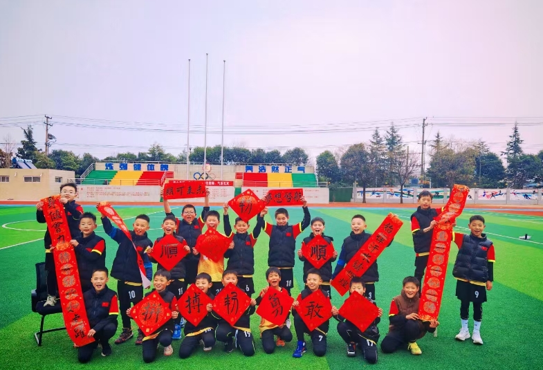 江苏省徐州市经开区徐庄镇金井村关工委组织青少年学生写对联送福字迎春节