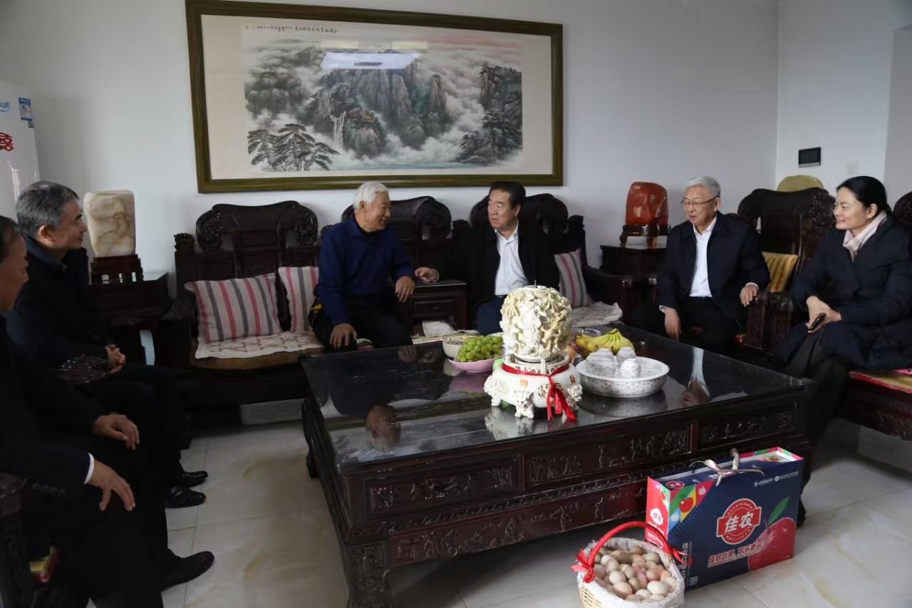 山东省济宁市关工委来任城区走访慰问 “五老”志愿者