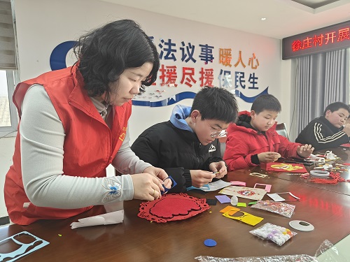 江苏省徐州经开区徐庄镇徐庄村关工委组织开展“巧手制作 护航未来”趣味手工活动