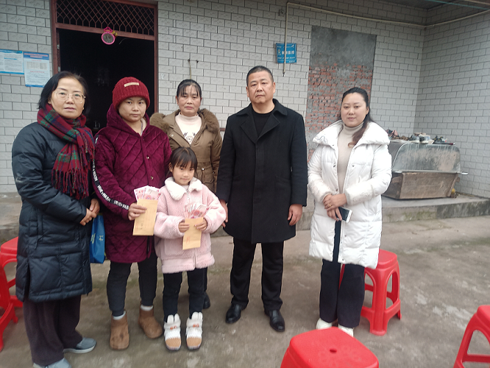 四川省自贡市富顺县东湖街道关工委开展“温暖学子心”关爱家庭困难学生慰问活动