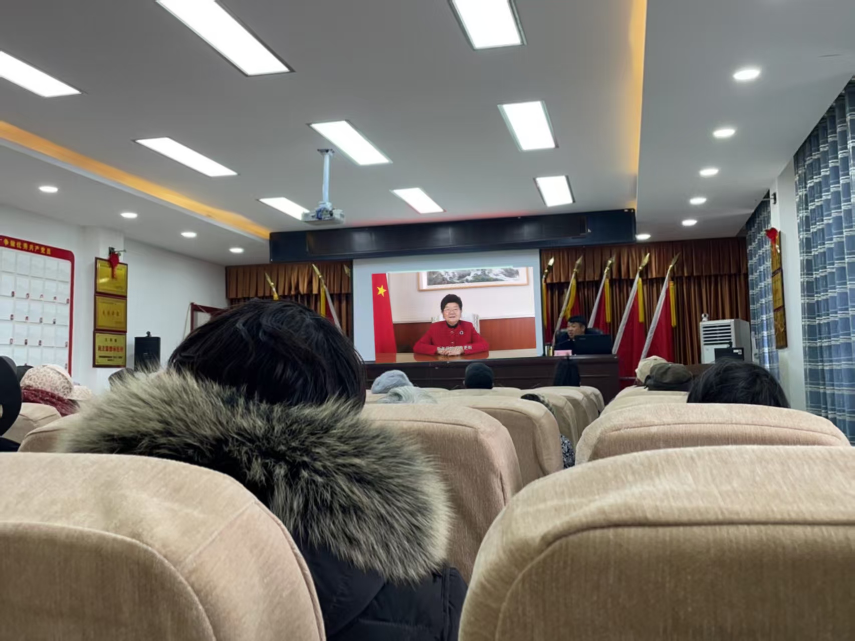 徐州经开区徐庄镇金井村关工委组织“五老”观看顾秀莲主任新春祝福