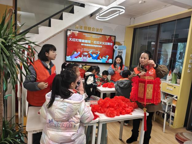 四川省成都市金牛区花照壁社区关工委开展“大红灯笼高高挂·红红火火过新年”志愿活动