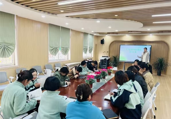 江苏省徐州市铜山区汉王镇中心幼儿园关工委组织教师开展读书分享活动