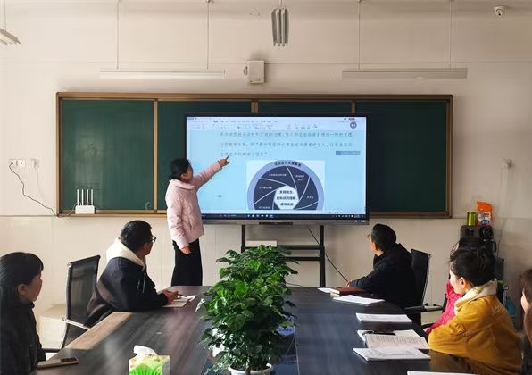 跨学科之光照亮教育梦想——江苏省徐州市铜山区汉王镇虎腰小学关工委组织教师开展读书分享活动