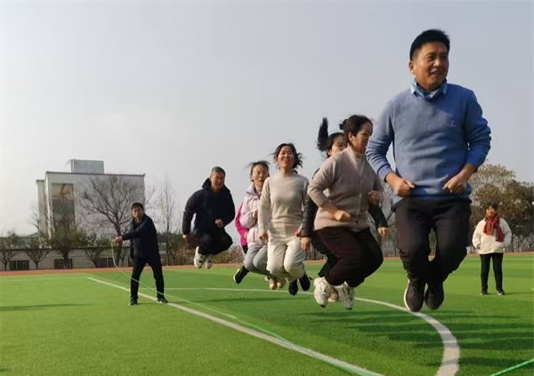 江苏省徐州市铜山区汉王镇中心中学关工委、工会举办迎新春教职工趣味运动会