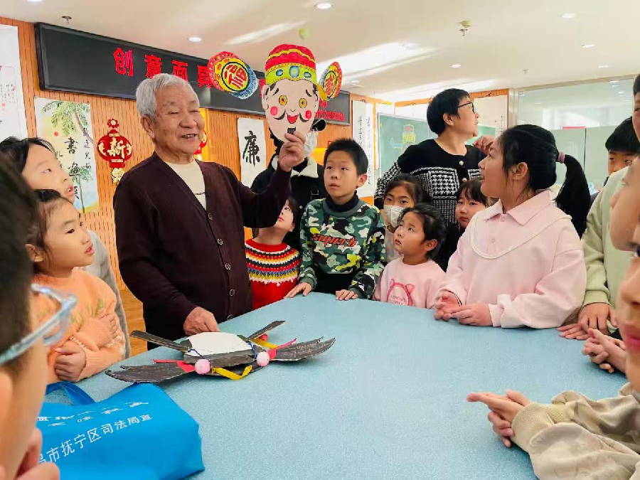 老少同乐欢聚一堂 彩绘面具创意飞扬