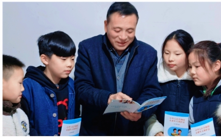 安徽省阜阳市阜南县于集乡关工委开展寒假入户宣教《未成年人保护法》活动