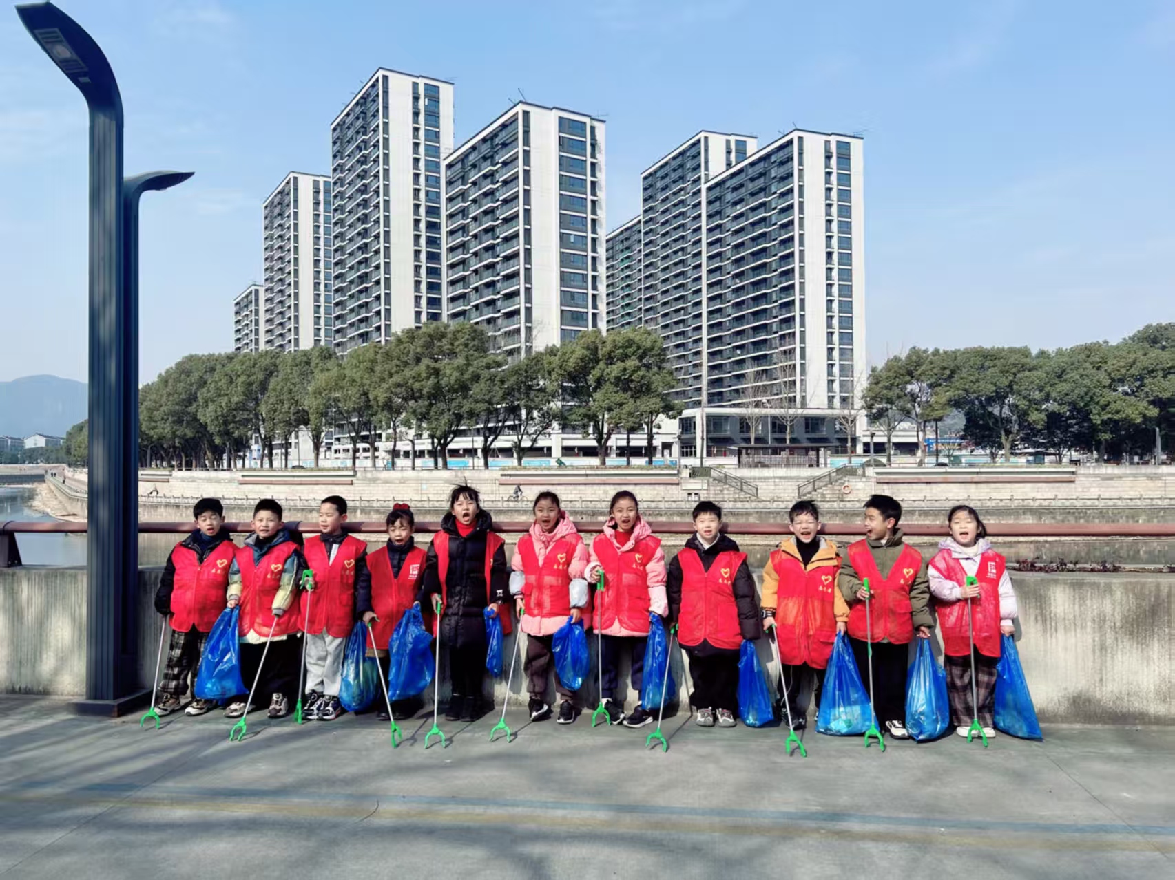 浙江省宁波市奉化区岳林街道关工委开展青少年环境整治行动