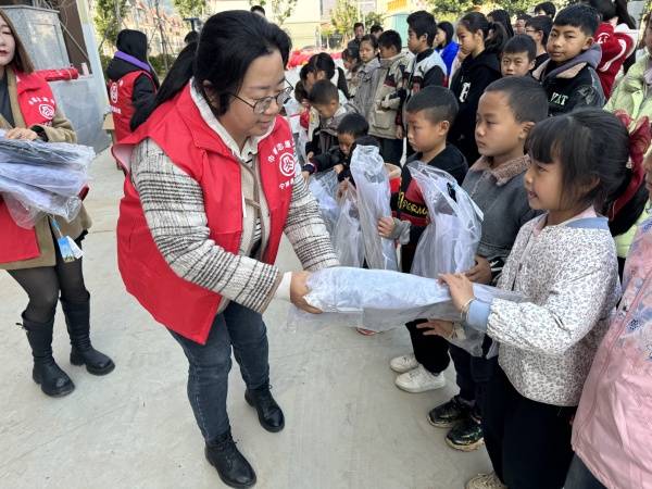 四川省凉山州宁南县关工委联合县妇联开展“把爱带回家，同心护成长”寒假儿童关爱活动