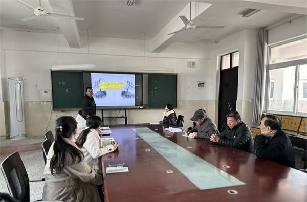 江苏省徐州市铜山区汉王镇刘庄小学关工委组织教师开展读书分享活动