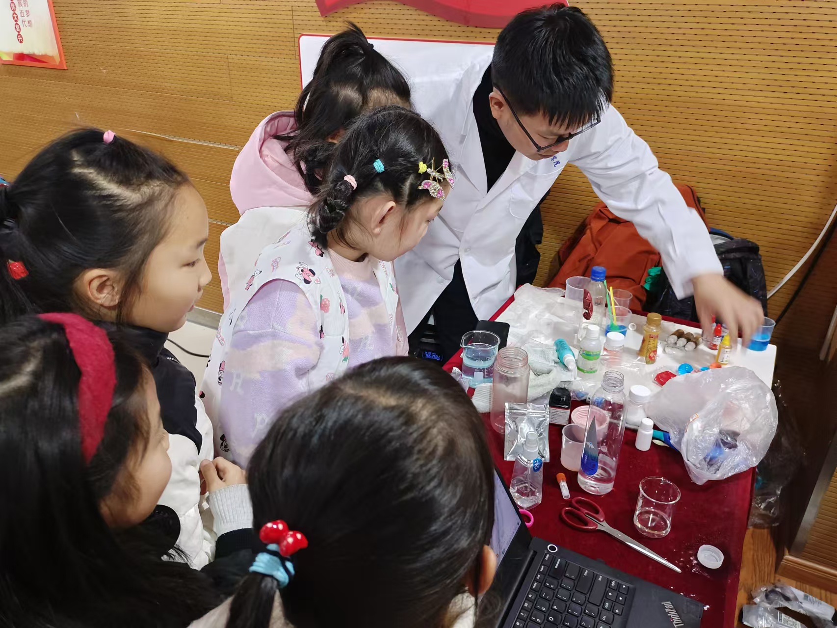 安徽省合肥市包河区滨湖世纪社区清枫居委会关工委开展“趣味小实验，点燃科学梦”主题活动