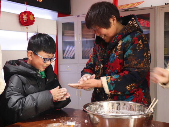 安徽省阜阳市阜南县鹿城镇六里社区关工委开展“我们的节日---巧手做汤圆，情暖邻里心”主题活动