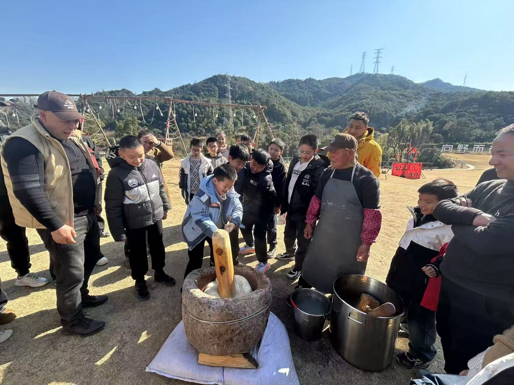 浙江省宁波市奉化区锦屏街道春晖社区关工委组织亲子庆元宵活动