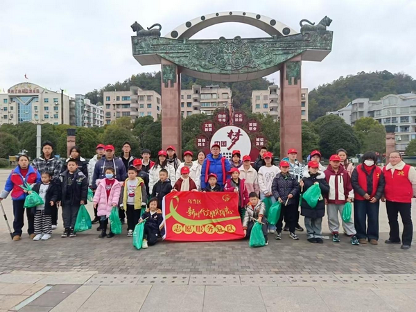 贵州省贵阳市乌当区龙广路街道关工委开展垃圾分类志愿服务