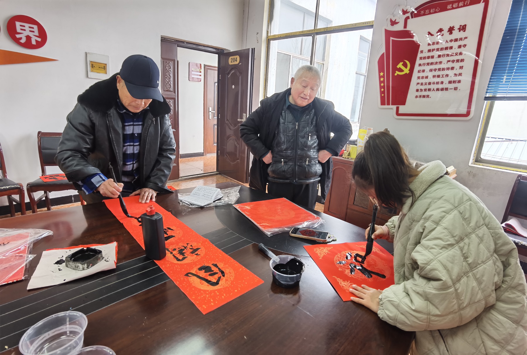 徐州经开区徐庄镇吴楼村关工委组织开展“笔墨飘香，喜迎新春”写春联活动