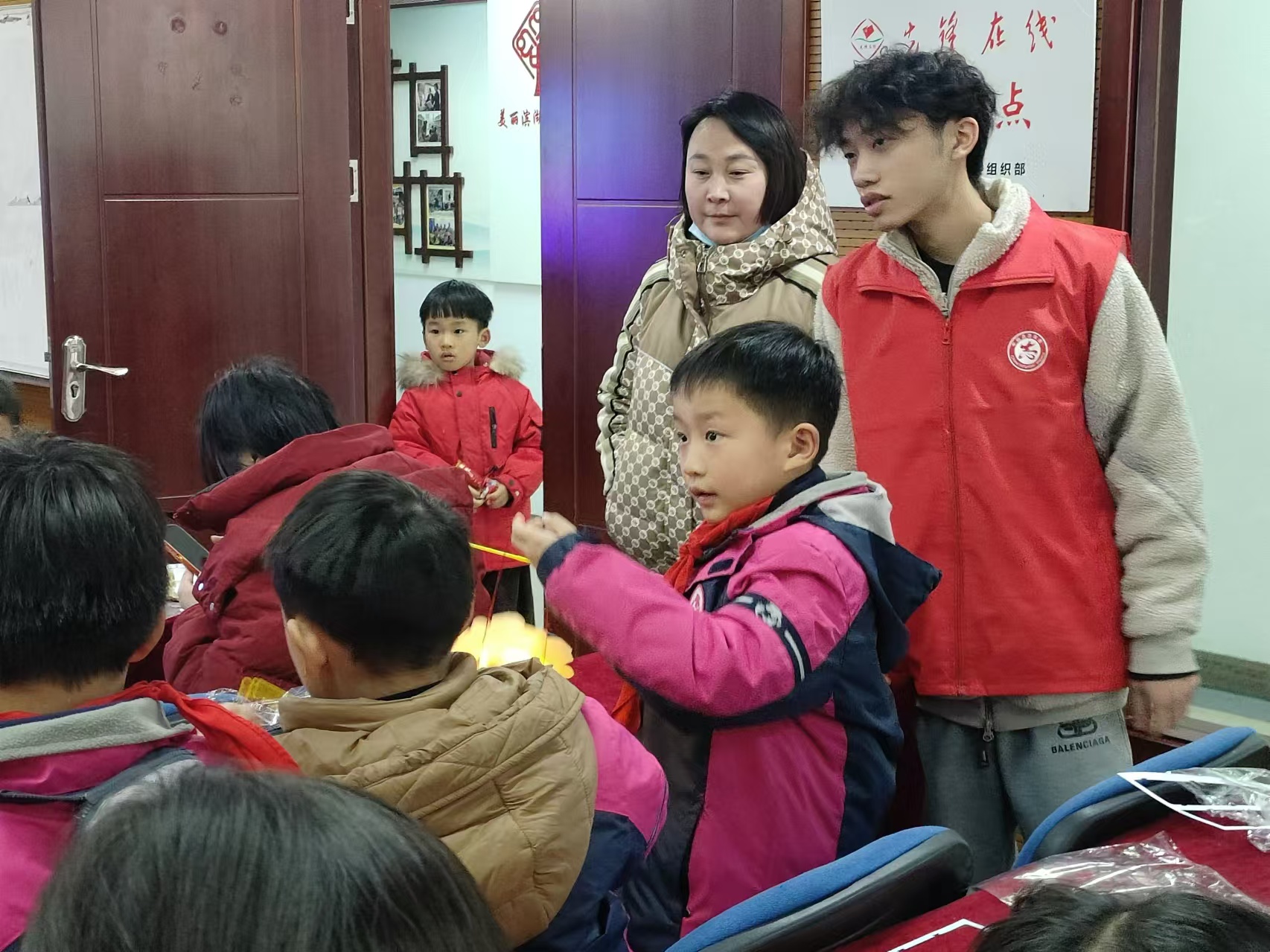 安徽省合肥市包河区滨湖世纪社区清枫居委会关工委开展“萌娃闹元宵 点亮花灯秀”活动