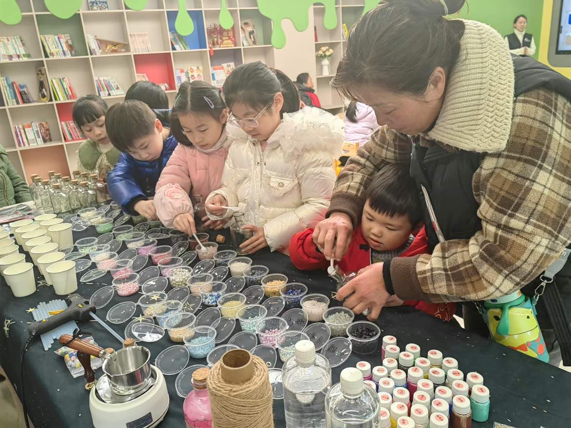 浙江省宁波市奉化区岳林街道迎恩社区关工委组织新年亲子手作活动