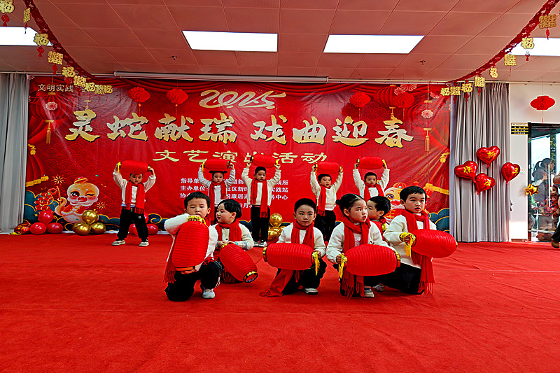 江苏省南京市六合区雄州街道古棠社区关工委开展“灵蛇献瑞，戏曲迎春”老少同台文艺演出活动