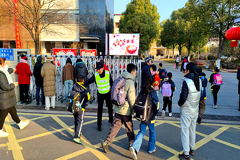 江苏省南京市玄武区玄武湖街道关工委组织“五老”开展护学岗活动，守护学子平安路