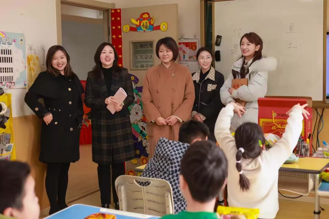 江苏省徐州市铜山区妇联、汉王镇妇联、关工委、团委慰问启慧星儿童发展中心