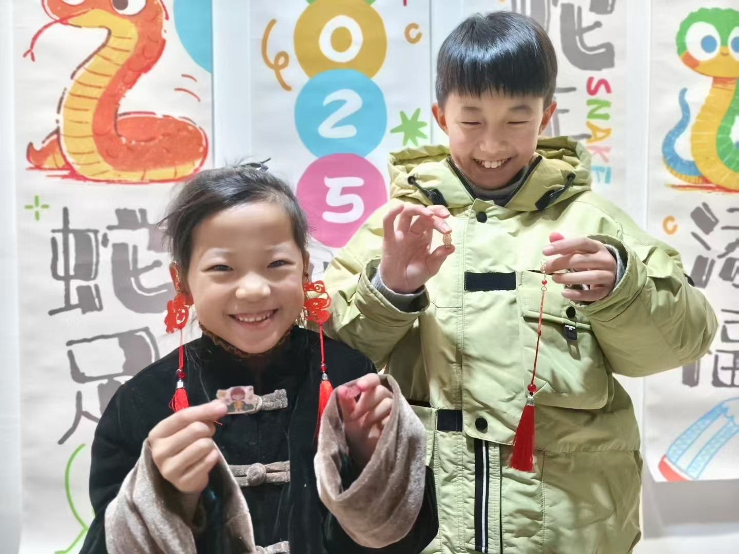 江苏省徐州市经开区徐庄镇岳庄村关工委开展“瑞蛇迎春 巳巳如意”手工制作活动