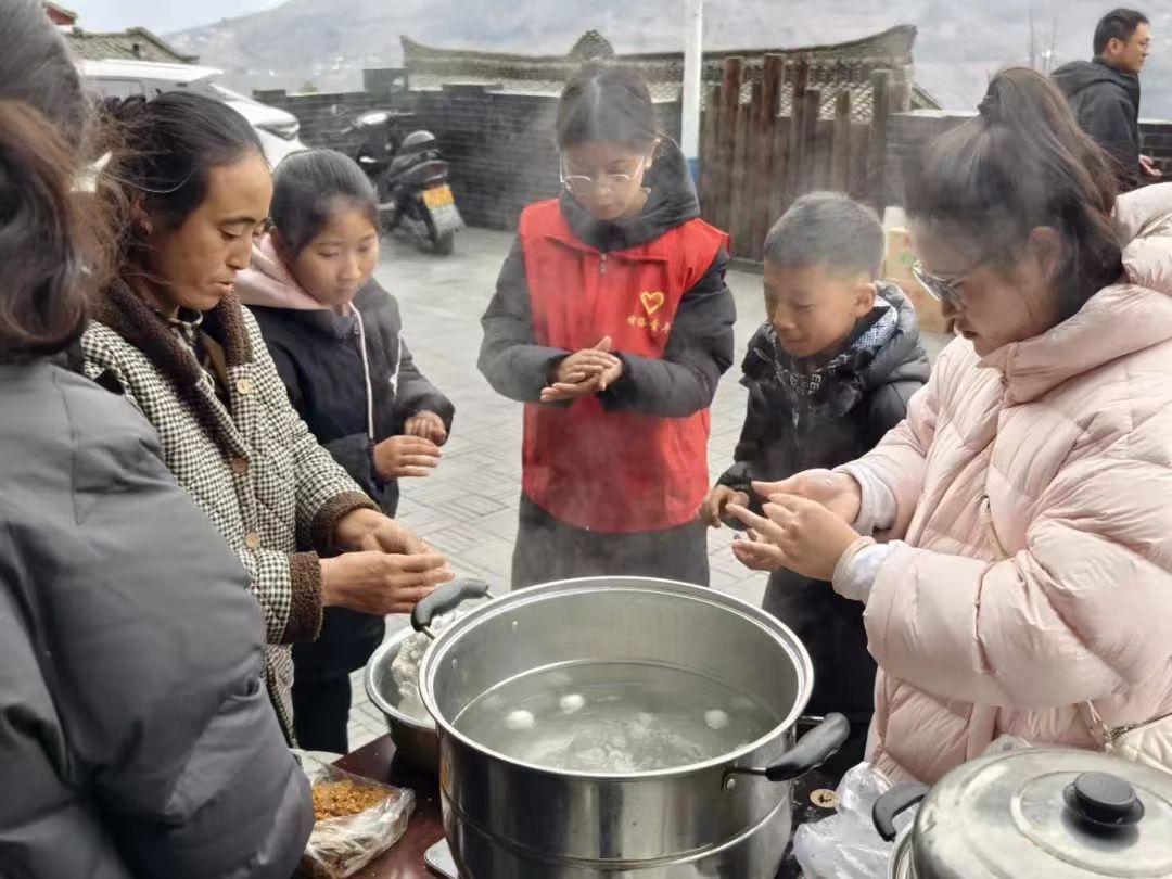 四川省凉山州甘洛县玉田镇关工委联合团县委等部门开展“破旧习俗，树新风尚”元宵游园活动