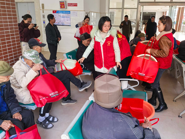 四川省凉山州宁南县财政局关工委开展“春风送暖，传承美德”敬老慰问活动