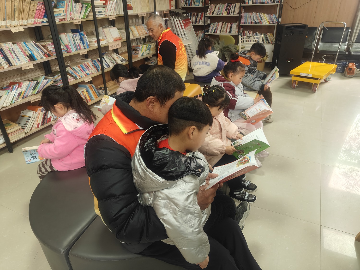 江苏省徐州市经开区徐庄镇张家村关工委开展“书香伴成长·阅读润童心”读书会活动