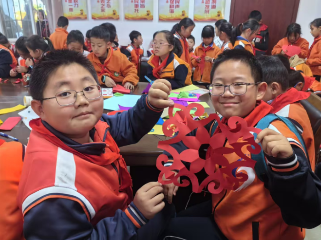 四川省攀枝花市东区瓜子坪街道密地社区关工委开展 “青少年剪纸传艺，匠心共筑文化梦”社会实践活动