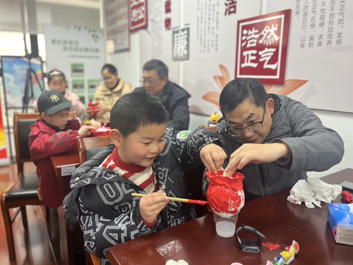 浙江省宁波市奉化区锦屏街道仁湖社区关工委开展亲子制作灯笼活动