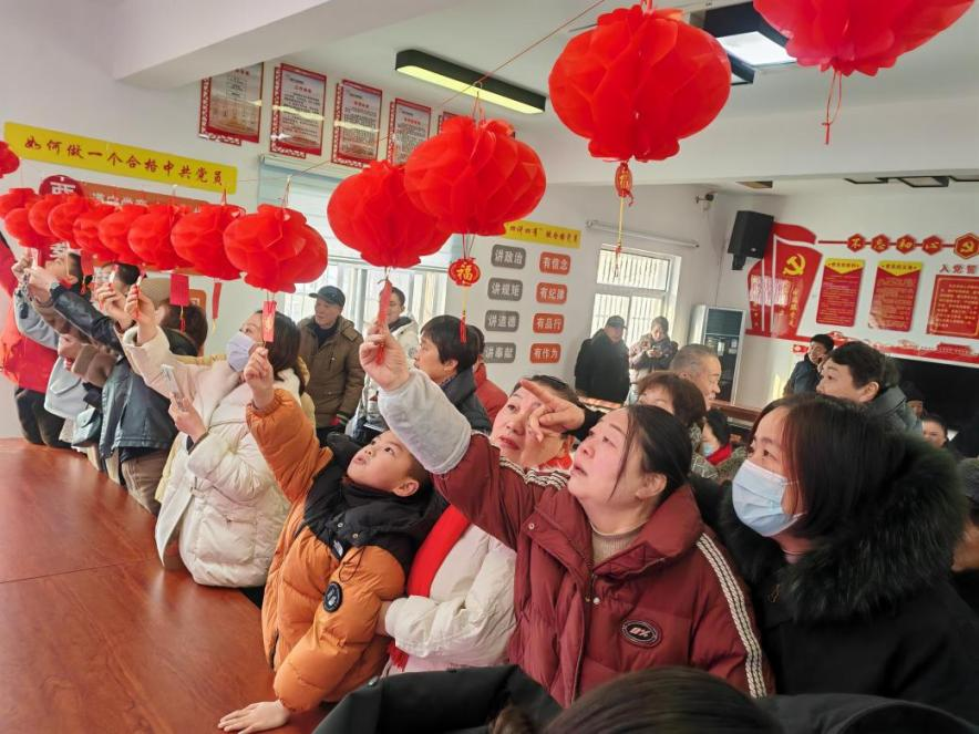 安徽省阜阳市太和县关工委系统“五老”志愿者和青少年一起欢度蛇年元宵节