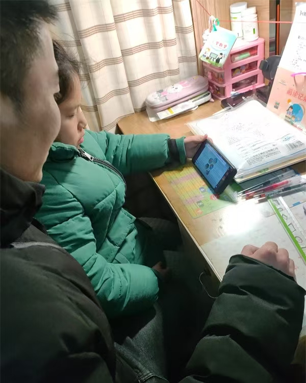 家长共赴教育盛宴，探寻孩子成长密码——江苏省徐州市铜山区汉王实验小学关工委积极组织家长学生观看家长课堂讲座