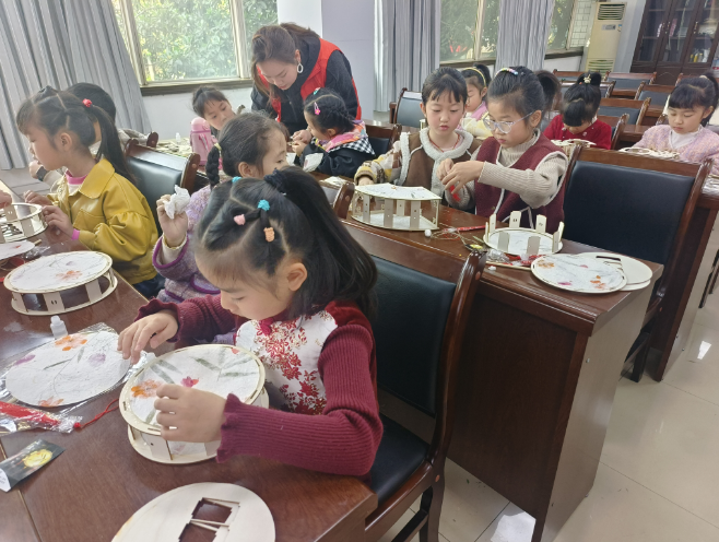 四川省攀枝花市东区瓜子坪街道青年路社区关工委开展做花灯、猜灯谜活动