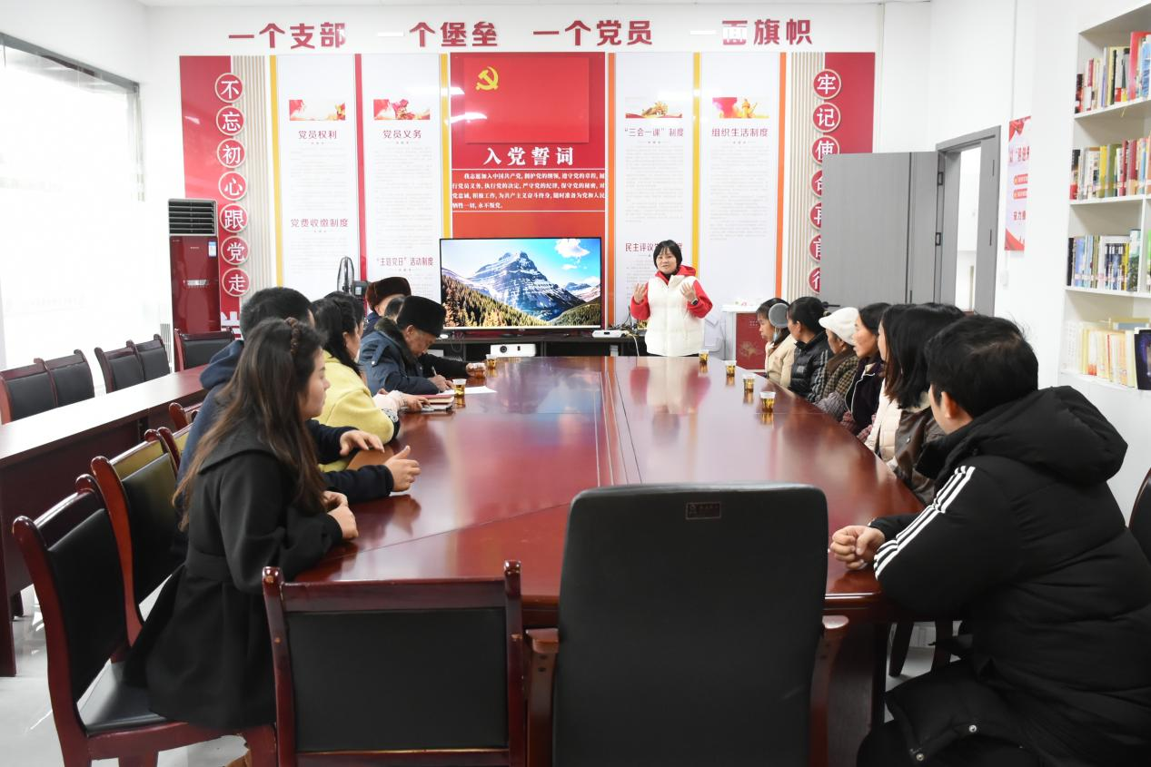 贵州省黔南州都匀市绿茵湖街道易地扶贫搬迁安置小区开展“把爱带回家 同心护成长”暨家庭教育促进法宣传活动