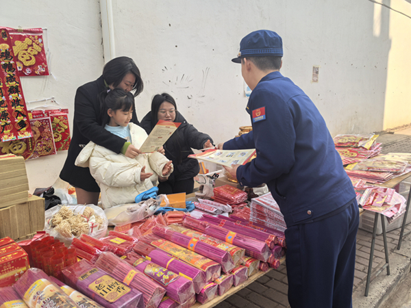 四川省凉山州宁南县消防救援大队关工委开展居民家庭“三清三关”消防科普宣传