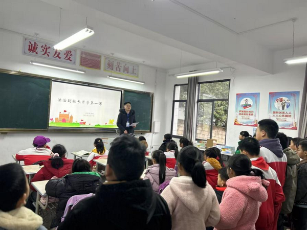 贵州省贵阳市乌当区司法局关工委组织法治副校长进校园  上好开学法治第一课