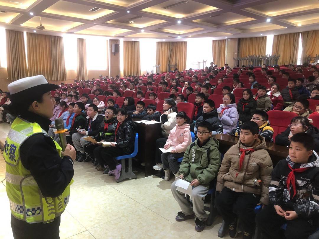 四川省泸州市江阳西路学校关工委邀请泸州市公安局交警支队 到校开展“护航开学季 安全上学路”活动